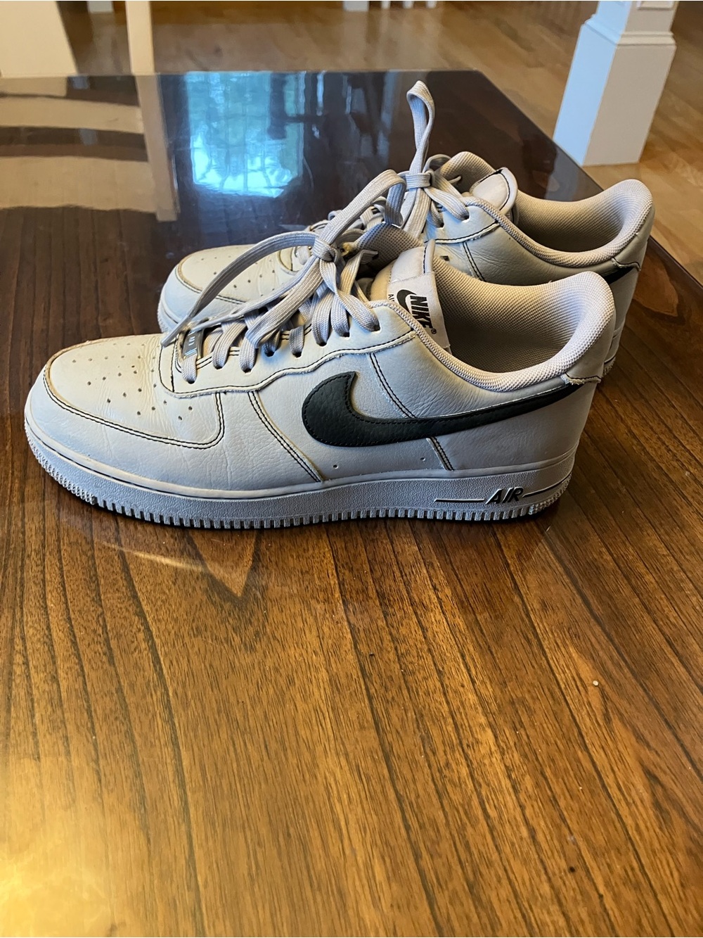 Nike Men's Low-Top Sneakers in Light Gray with Black Swoosh